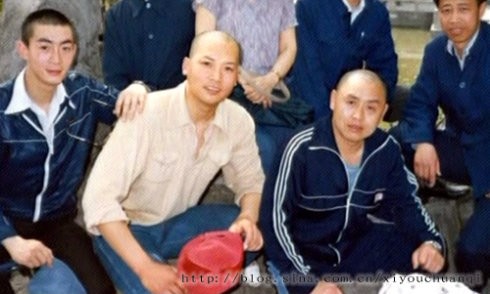 Trì Trọng Thụy (giữa) bên cạnh Lục Tiểu Linh Đồng (trái) và Mã Đức Hoa (phải) trong quá trình quay "Tây Du Ký".